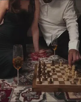 فلاعبتها الشطرنج بخيل ترادفت  ‏ورخ عليها درب الشاهد العجل ..  ‏وقد كان لعبي كل دست بقبلةٍ  ‏اقبل ثغراً كالهلال اذا افل ..  #طلال_مداح احيا قصيدة تعلق قلبي طفلة عربية تم طيها في التاريخ لاكثر من ١٤٠٠ عام لـ  #امرؤ_القيس صاحب المعلقة الشهيرة قفا نبكي من ذكرى حبيب ومنزل . لدى العرب تاريخ ادبي عظيم فهل سيبقى مطويا في كتب التاريخ والأدب فقط؟ ام سيأتي من يُحي لنا الفنون الأدبية بأعمال فنية؟ #اكسبلور #السعودية 