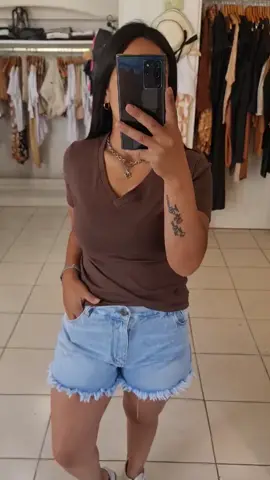 Siguen llegando remeras básicas de algodón para completar todos los outfits!! Con la mejor calidad!!! #remerabasica #remerasbasicas #remeraslisas #outfitideas #kawka #kawkamujer #quieroropa #miremera #remerademujer 