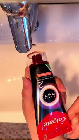 Bộ 2 Kem Đánh Răng Colgate trắng răng Optic White 02 với Oxy Hoạt tính. Trắng răng trong 3 ngày