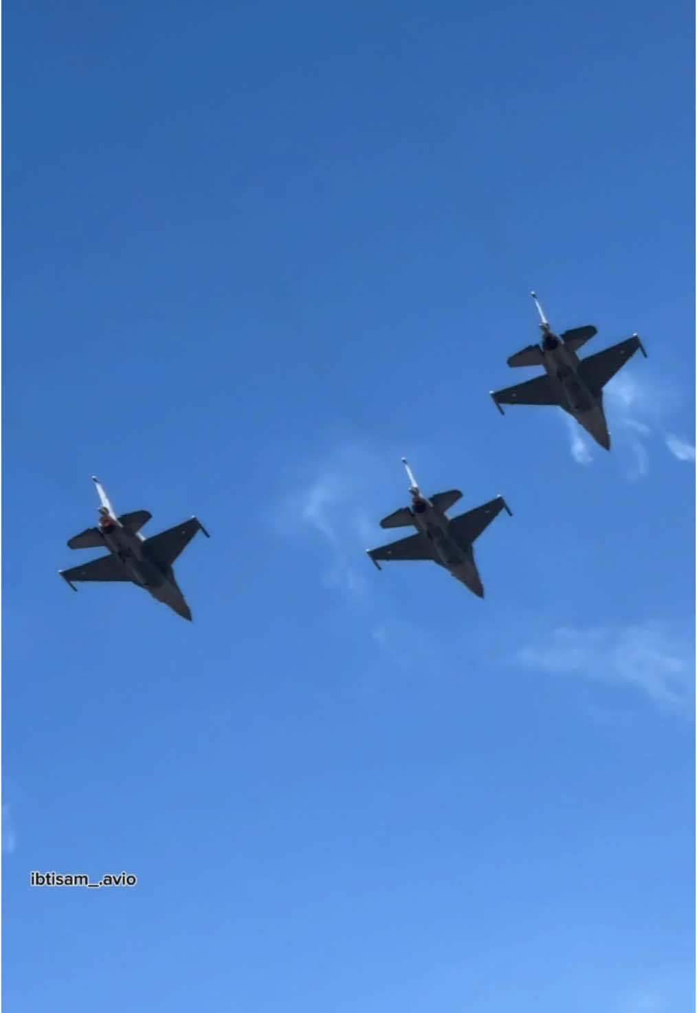 Pakistan Air Force✈️🇵🇰 #airforce #fighter #fighterjet #aviation #aviationlovers #paf #pakistanairforce #pakistanzindabad #planespotting #aviationvideo #f16 #j10c #aerobatics #airshow 