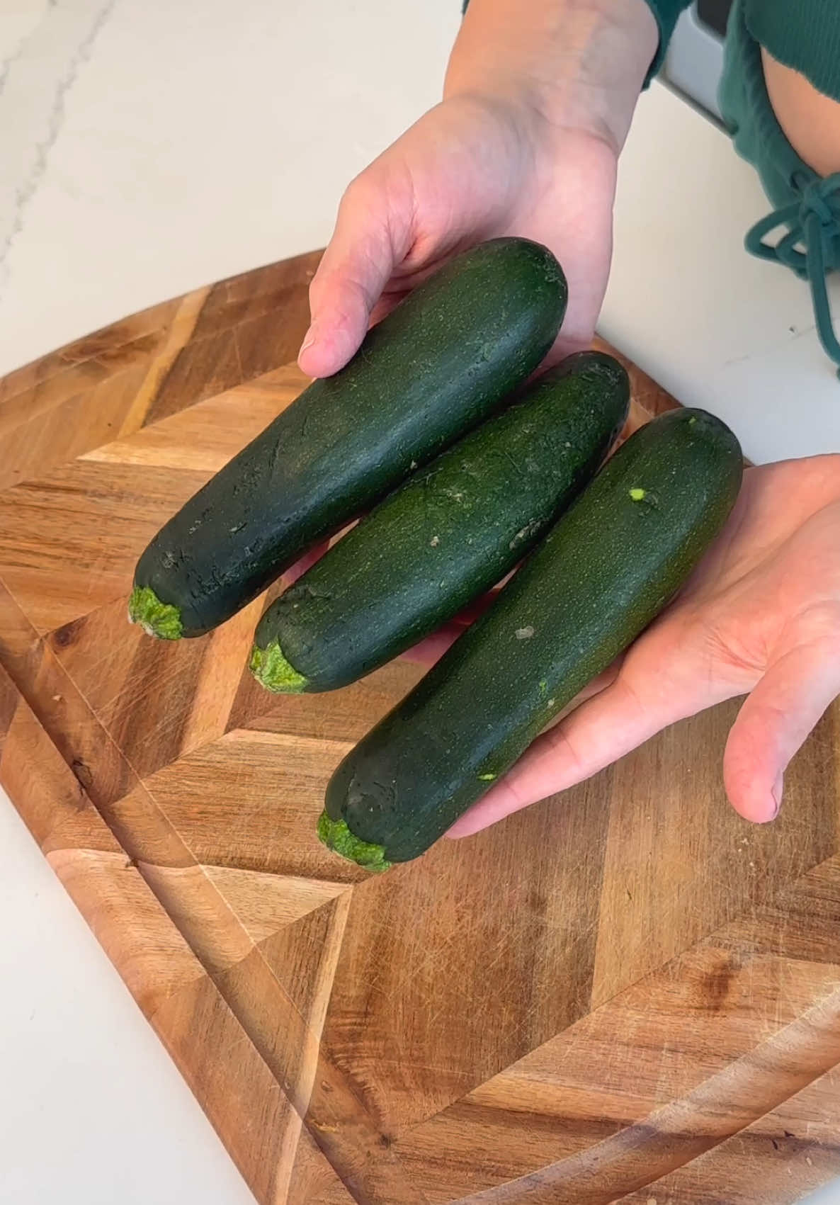 Zucchini Pasta!?!? 🤯 #zucchinipasta #veganrecipes 