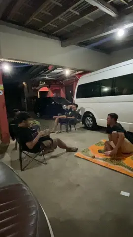 Tengah wengi ngopine banter pikirane yo banter 😆 #rentalmobilmagelang #rentalhiacemagelang #sewahiacemurah #magelang24jam  #hiaceindonesia  #hiace #toyotahiace 