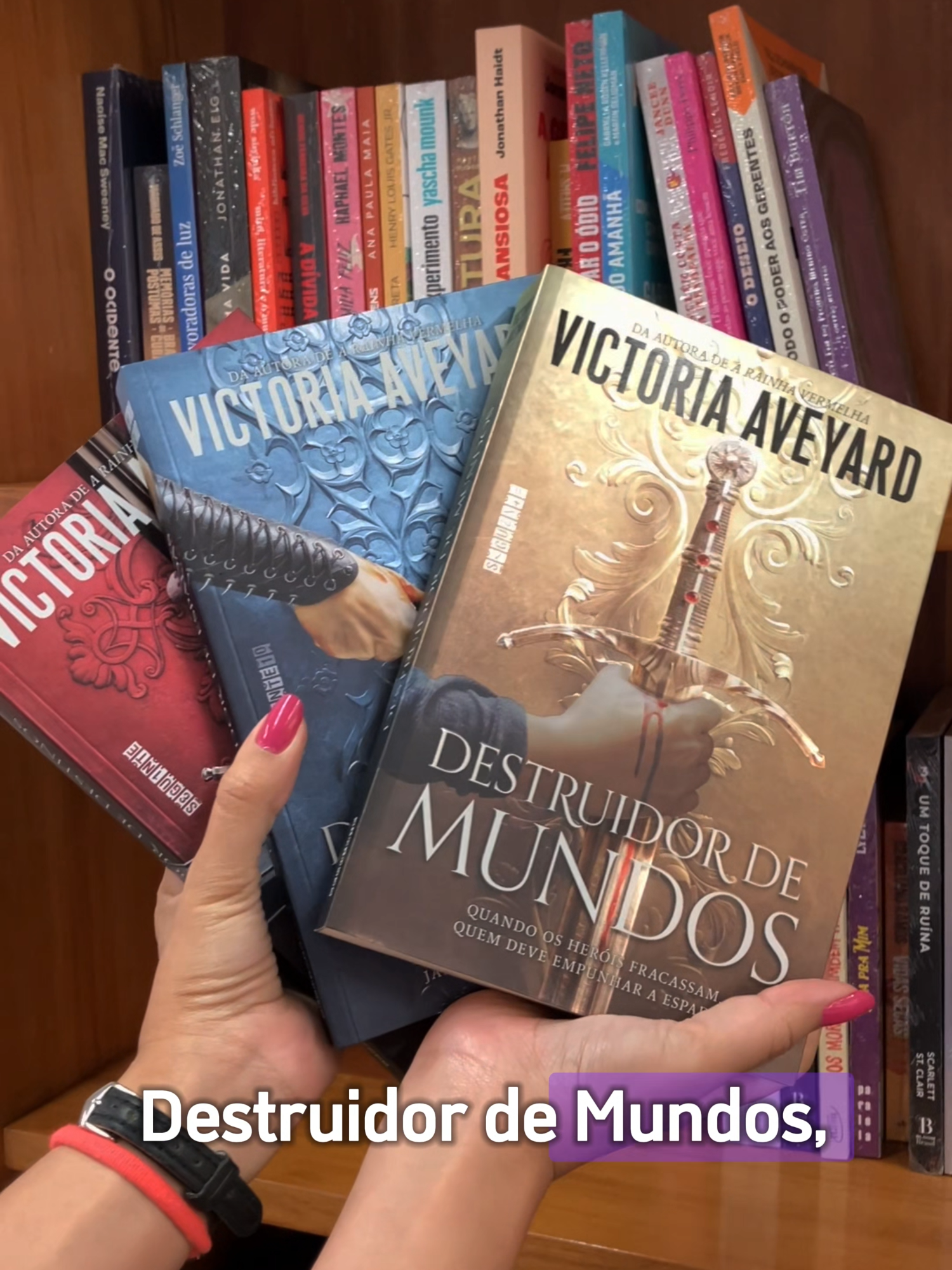Como assim você ainda não conhece a trilogia “Destruidor de mundos”, da Victoria Aveyard? 😮 Conheça um pouquinho sobre esse universo complexo povoado por personagens inesquecíveis. ⚔️ - - - - #victoriaaveyard #booktokbrasil #booktok