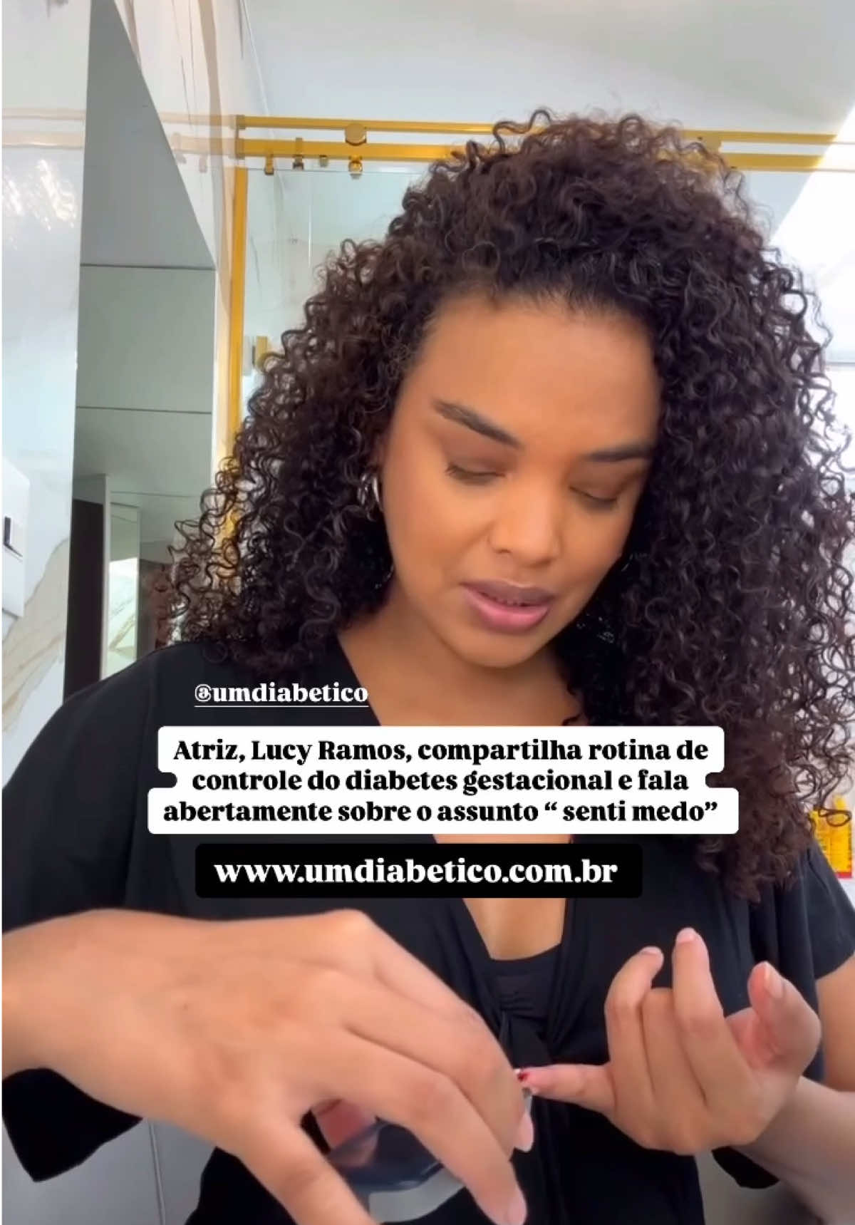 A atriz Lucy Ramos, conhecida por seus papéis em “Amor Perfeito” e “Família É Tudo”, usou as redes sociais para falar sobre sua primeira gestação e o diagnóstico de diabetes gestacional. No vídeo, ela aparece medindo a glicemia e destaca a importância do acompanhamento médico nesse momento especial. “Desde o meu diagnóstico, quando o primeiro exame de glicemia deu acima de 92, tô lendo bastante sobre e seguindo à risca todas as recomendações médicas”, compartilhou a atriz, que está vivendo uma nova fase ao lado do marido, o ator Thiago Luciano, com quem é casada há 18 anos. A diabetes gestacional é uma condição que pode surgir durante a gravidez e exige cuidados para evitar complicações. O monitoramento da glicose, alimentação equilibrada e acompanhamento profissional são essenciais para garantir a saúde da mãe e do bebê. Via @lucyramos_ #LucyRamos #DiabetesGestacional #GravidezSaudável #Gestação #FamíliaÉTudo #AmorPerfeito #SaúdeNaGestação #PrimeiraGestação #AcompanhamentoMédico