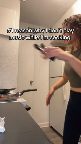 Lmao I just start dancing and forget about the food and IGNORE MY FLAT ASS 👹 #fyp #xyzbca #fypp #momtok #relatable #cooking #funny