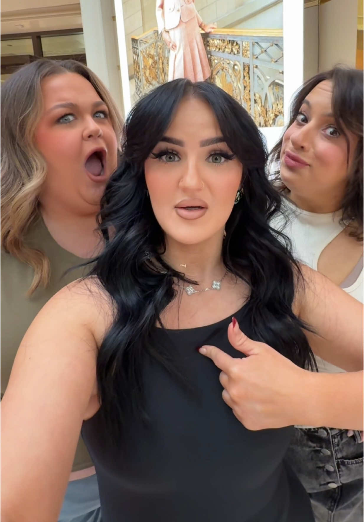 Buying my best friends their birthday present❤️🎁 #birthday #vegas #lasvegas #shoppingvlog #shopping #Vlog 