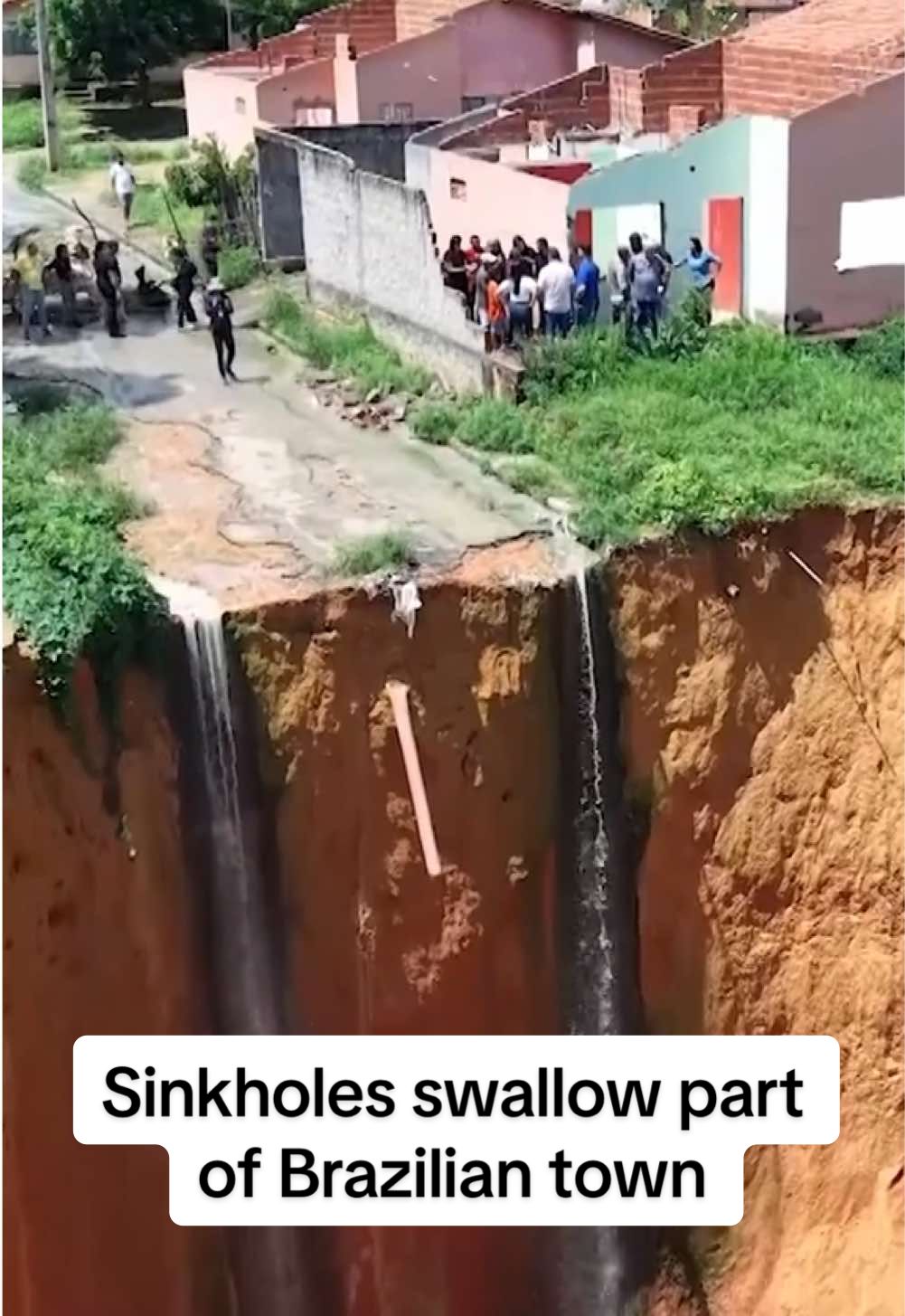 Massive sinkholes in the city of Buriticupu, on the northeastern tip of the Brazilian Amazon, have led the municipal government to declare a state of emergency. The sinkholes are an escalation of a problem that residents have been watching unfold for the last 30 years, as rain slowly erodes soils made vulnerable by their sandy nature, plus a combination of poorly planned building work and deforestation. Some 1,200 people are at risk of having their homes tip into the widening abyss. #Brazil #Amazon #Sinkholes #Environment #Reuters #News