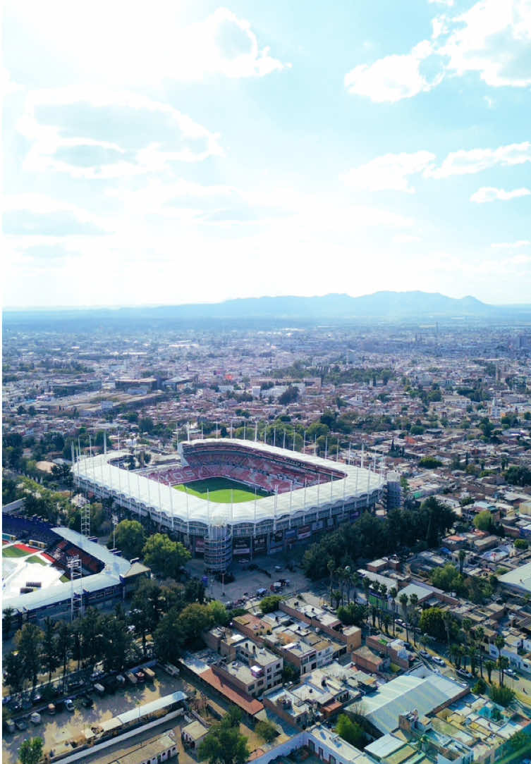 Un estadio muy electrizante ⚡️⚡️ 🎥  @djimexicooficial  #aguascalientes #necaxa #necaxaoficial #vivaaguascalientes #dron #dronephotography #premierpro #lightroom #djimini3 #estadiovictoria #fuerzarayos 