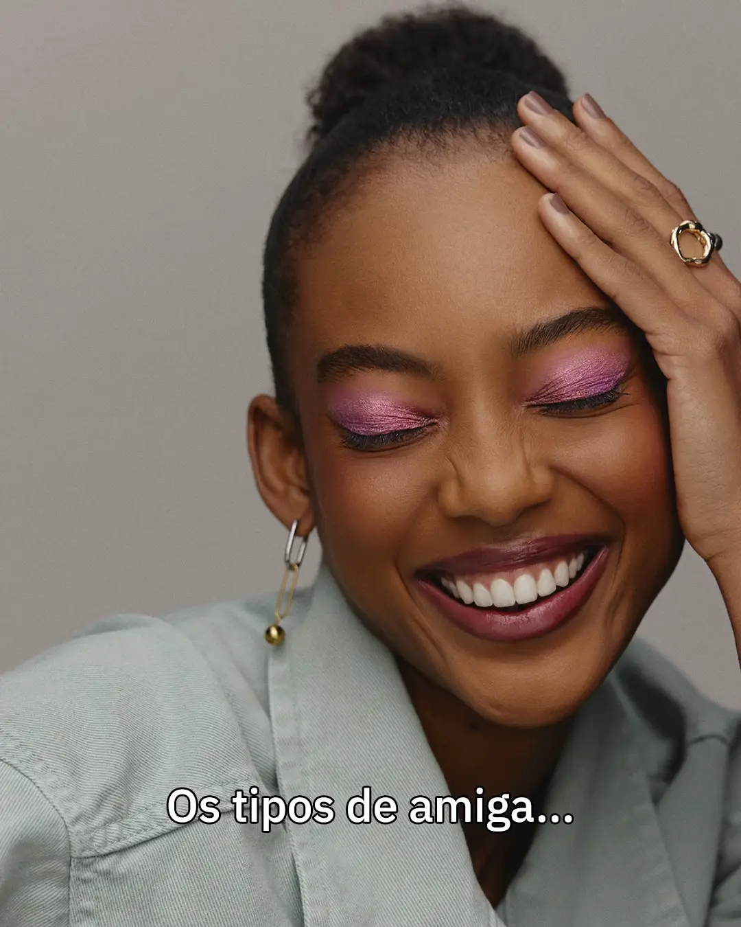 Você também tem uma amiga que é assim? Então, marque o @ dela aqui nos comentários! 💌🤭 #friends #friendship #girlstuff #amigas. #PraGeralVer: Na tela 1, em fundo cinza, uma modelo negra usando maquiagem corde-rosa sorri para a foto de olhos fechados, posando para a câmera, e o texto: “Os tipos de amiga…”. Na tela 2, em fundo ofuscado, uma modelo negra sorrindo para a câmera. Em primeiro plano, sua mão direita segurando um Creme Hidratante para Mãos Cuide-se Bem Bob Esponja. Na tela, o texto: “A que sempre pede seu hidratante de mãos emprestado”. Na tela 3, em fundo lilás, uma modelo posando para a câmera enquanto segura um conta-gotas próximo ao rosto e um frasco de Sérum Antioxidante Eudora. Ela é branca, tem olhos e cabelos castanho-escuros. Na tela, o texto: “A rainha do skincare”. Na tela 4, em um fundo de azulejos cor-de-rosa, a mão de uma pessoa coberta por espuma, segurando um frasco do Sabonete Borbulhante Cuide-se Bem Show de Banho, e o texto: “Aquela que não vive sem um banho premium”. Na tela 5, em tons terrosos, uma mão segurando quatro lip balms empilhados e o texto: “A apaixonada por Lip Balm”. Na tela 6, em fundo de tons terrosos, as mãos de uma pessoa aplicando o Protetor Solar Skin.q de Quem Disse, Berenice? e o texto: “A que te lembra de passar protetor solar todos os dias”. Na tela 7, em close no rosto, uma modelo maquiada com um Lápis Multifuncional de Quem Disse, Berenice? na boca e um delineado cor-de-rosa nos olhos posando para a câmera e o texto: “Aquela que adora uma make criativa”.