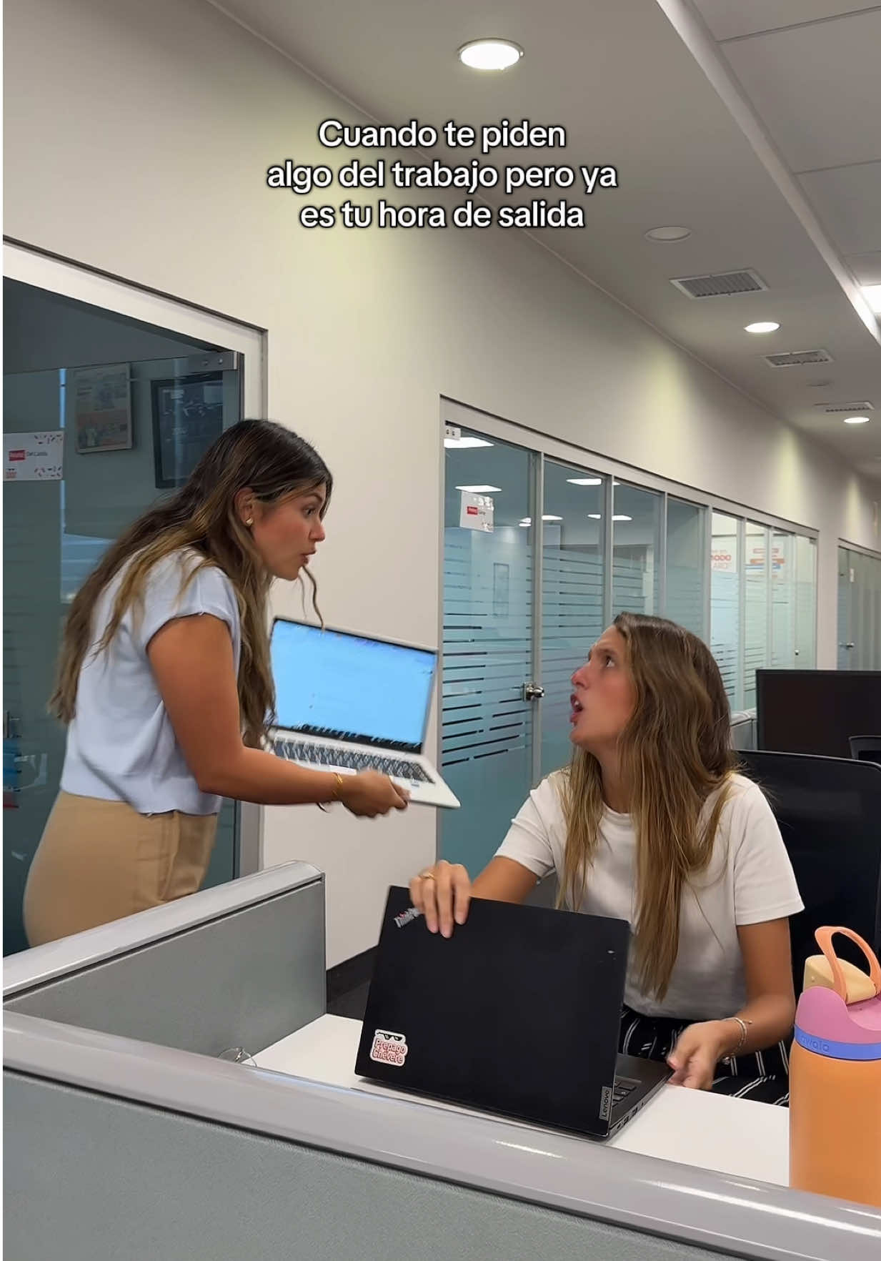 Procede a aceptarlo para que no la boten* 😂😅 #humor #trabajo #oficina #chamba #noacepto 