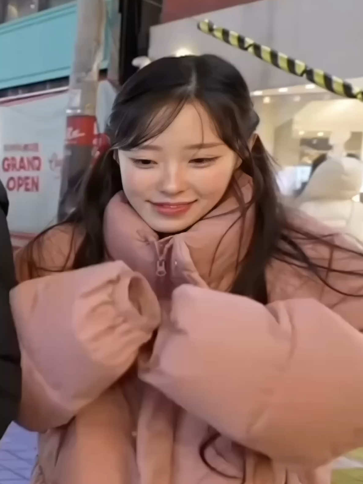 she’s shivering like a tiny baby in the cold but it only makes her even more adorable & huggable 🐣🥰💖 #artbeatgaeun #gaeun #가은 
