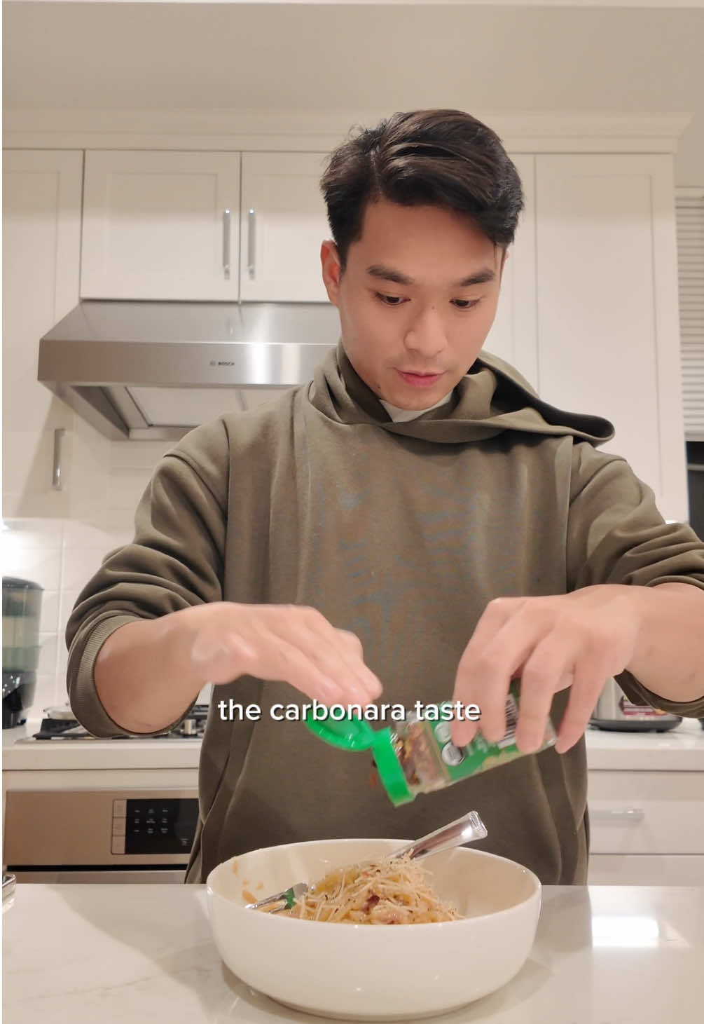 Making pasta carbonara with 7 ingredients 👩🏻‍🍳 #cooking #EasyRecipe #pasta #carbonara #cookwithme 