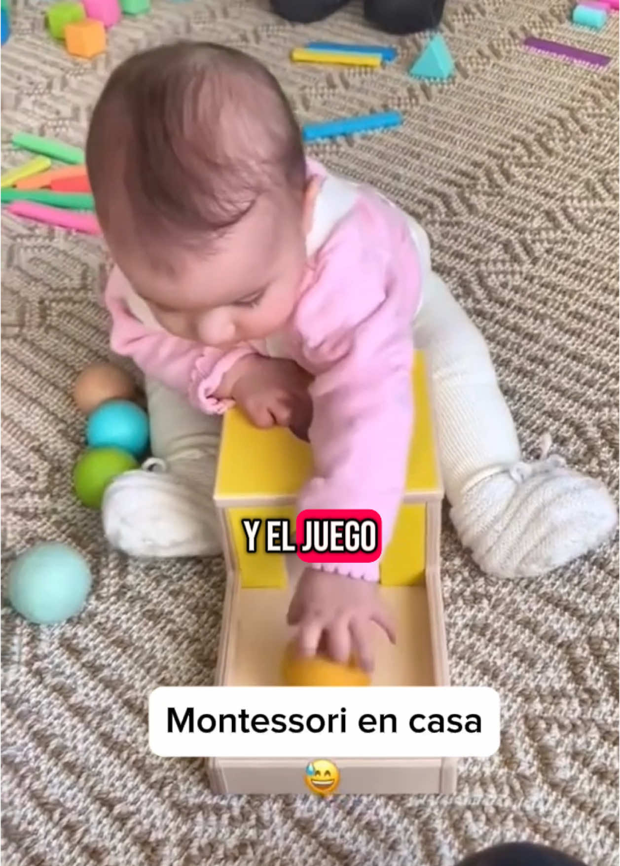¿Qué son los juguetes Montessori y por qué son tan especiales? ✨ Los juguetes Montessori 🧩 no son solo juguetes… ¡son herramientas para el aprendizaje! 🧠Están diseñados para estimular la autonomía, la concentración y la creatividad de los niños.  No tienen luces ni sonidos estridentes, pero despiertan algo mucho más valioso: su curiosidad natural y sus ganas de aprender explorando. ✅ Fomentan la independencia. ✅ Desarrollan la motricidad fina y gruesa. ✅ Potencian la creatividad y el pensamiento lógico. ✅ Respetan el ritmo de aprendizaje del niño. Menos es más: No necesitas una montaña de juguetes. Con los adecuados y una buena rotación, puedes crear un espacio de juego que realmente nutra su desarrollo. 💡 ¿Quieres saber cómo elegir los mejores juguetes y crear un ambiente Montessori en casa? Únete al taller gratuito 