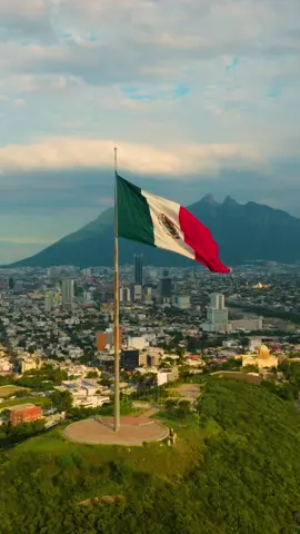 Hoy celebramos el día a la bandera más bonitas todas, LA BANDERA DE MEXICO. 🇲🇽🫡 - #monterrey #nuevoleon #mexico🇲🇽 #mexico #visitmexico #montañas #laciudaddelasmontañas #parquefundidora #paseosantalucia #macroplaza #centrodemonterrey #lahuasteca #obispado #chipinque #riosantacatarina #cerrodelasilla #safimonterrey #cerrodelasmitras #metropolitancenter #cerrodeltopochico #sanpedrogarzagarcia #díadelabanderademéxico #banderdeméxico #24defebrerodiadelabandera 