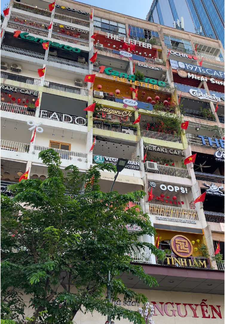The iconic cafe apartment in Saigon 🇻🇳 #saigon #hochiminh #vietnam #viet #cafeapartment #traveltiktok #travel #fyp #fypage #fypage #internationaltravel #hcm #saigoncityview #nguyenhue #foryou #viral #trending #tiktokvietnam #vietnamtravel #tiktokvietnam🇻🇳 