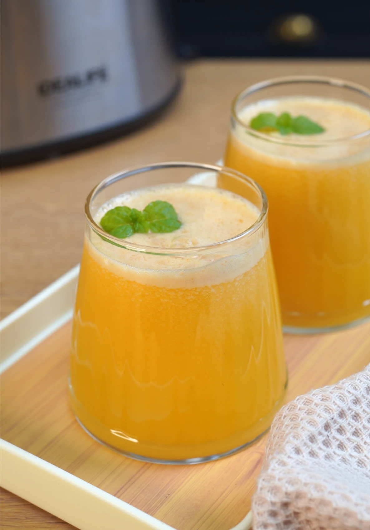 Bye bye kulit kusam Bahan : - 2 jeruk sunkist - 4 Apel Siapa nih yang suka ngejus?? Jgn pilih slow juicer ya😍 yang mau samaan bs langsung order di @idealifeonline  Semenjak punya, Slow Juicer IL 201 SJB jadi ketagihan bikin Jus Setiap Hari Spesifikasi Mesin tidak berisik Otomatis memisahkan Jus dan Ampas Dual Filtering Mesin terbuat dari Premium 4435 Copper Rpm Lambat : 75 Rotasi/Menit Gelas Jus 500 ml Gelas Kontainer 500 ml Bonus Aksesories Pembuat Es Krim Daya Listrik Low 150 Watt #jussehat #juice #idealiferesep #idealifetestimonial #idealife #fyp