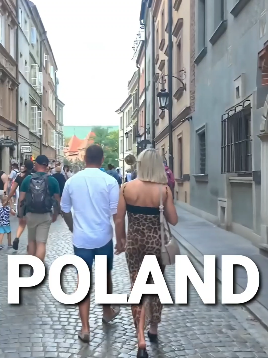 People-watching in Warsaw = pure vibes! 🌸🇵🇱 From cozy cafés to bustling squares, soak in the charm of Poland’s capital one moment at a time. 🚶‍♂️✨ #WarsawLife #PeopleWatching #ExplorePoland #WarsawVibes