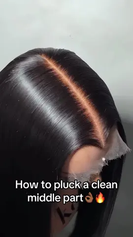 How to pluck a clean middle part👌🏾🔥 #neathair #cleanparts #middlepart #plucking #hairline #lacewig 