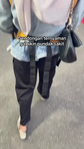 Kemana mana selalu pakai gendongan ini #mshape #gendonganmshape #snobby #gendonganbayi 