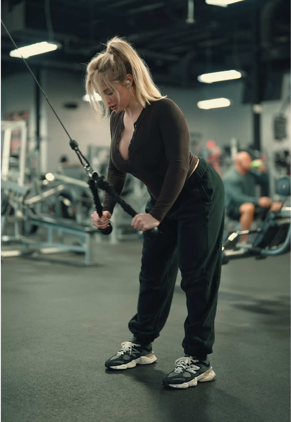 lean forward into the stretch each rep #Fitness #lats #back #workout #fitgirl #workouttip 