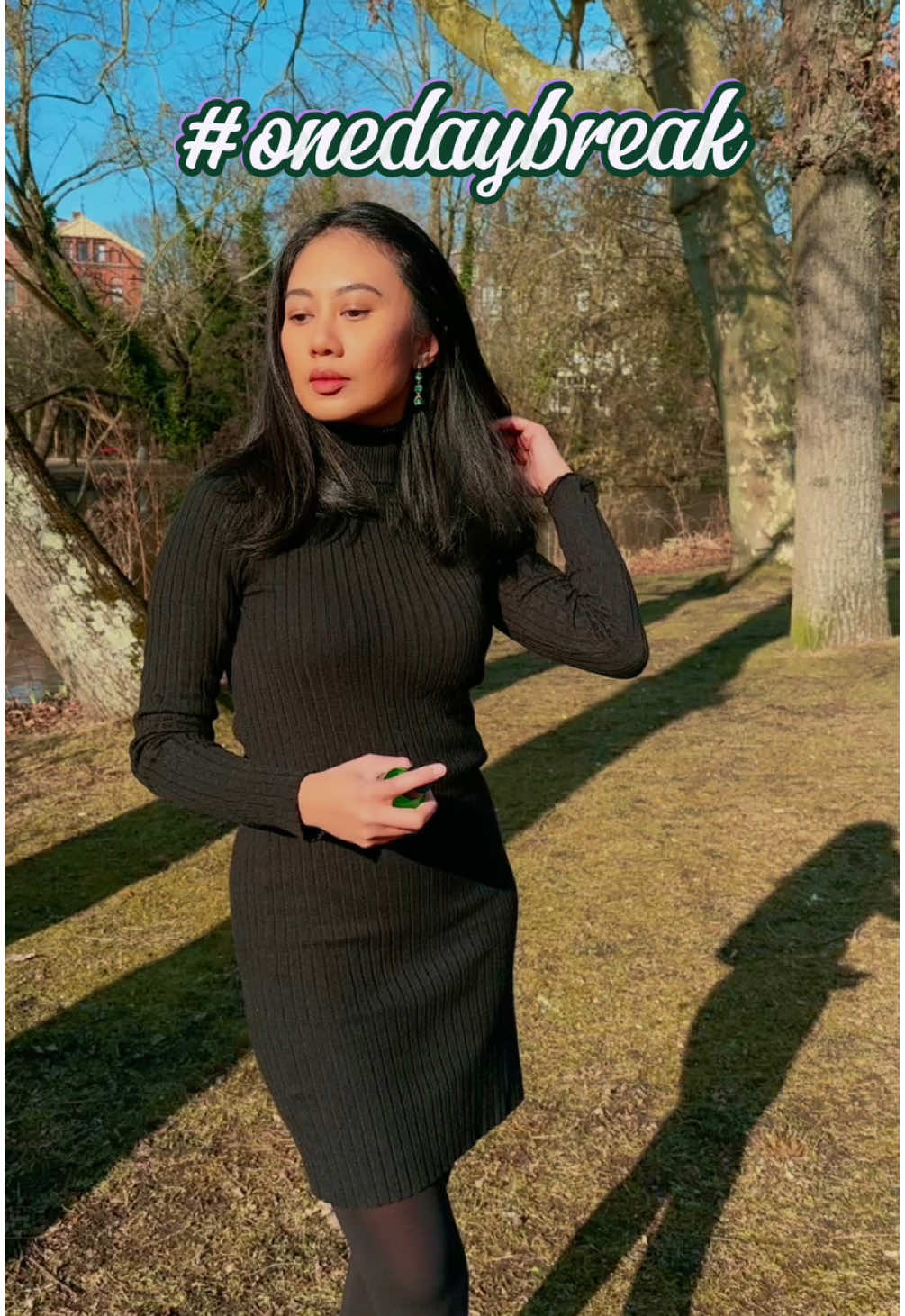 Semakin kesini aku merasa semakin kepingin jauh dari keramaian. Kalo bisa yang sepi nggak ada apa-apa tapi tetep bisa menikmati alam sekitar. Entah itu hiking, mau renang, atau cuma jalan aja. Waktu di Finland aku nemu pulau ini yang emang nggak ada penghuninya tapi dijadikan tempat untuk parkir kapal. Ada tempat buat sauna, trus sama tempat bbq. I was like hmm.. bagus juga tempatnya. Tapi ya gitu, gak ada apa-apa di sekitar. Supermarket juga gak ada. Umpamane ngono ndeso pol wes.. but i was happy… Sepertinya nih ya, at some point, kita tuh butuh istirahat dari rutinitas yang monoton. Melakukan hobi atau hal lain. Pokoknya bukan hal rutin. Nah, selain doyan mencari hidden gem, hobi lain ku adalah merawat rambut. Aku suka kalo rambutku lembut, wangi, dan enteng. Aku nggak suka kalo rambutku bau matahari.. makanya aku selalu punya hair mist biar rambutku tetep wangi Eh terus kemaren dapat Kelaya Hair Revitalizer Mist dan Kelaya Treatment Shampoo dari @Kelaya Hair Treatment .. woelahhhh ini enak banget baunya. Calming, gak nyegrak, dan yang pasti melindungi dari UV. Ini penting soalnya kegiatanku lebih banyak outdoor. I want my hair to always look beautiful. On point gitu lho… Zuzurly aku skeptikal pake hair mist ini.. Biasanya hair mist itu bikin rambutku cepet lepek tapi ini nggak. Dan wangi rambutku bisa bertahan 24 jam meskipun aku di luar seharian. Juara deh pokoknya ini hair mist dari Kelaya. #onedaybreak #feelthenature #kelayahairtreatment #yachtlife #sailinglife #sailing #pelautindonesia #boatlife #hairmist #hairperfume #sailinglovers #sailingtiktok  