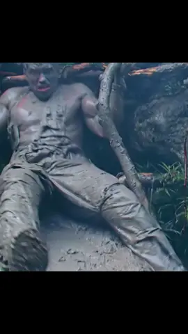 This man escaped the hunting of the Predator by covering himself in mud #fyp #fypシ #movie #film #foryou #viraltiktok #viralvideo #tiktok #filmcommentary #movieexplained #tvshowrecap #underrated #mustwatch #ScienceFiction #Sci - FiMovies #Cyberpunk #EpicSciFi