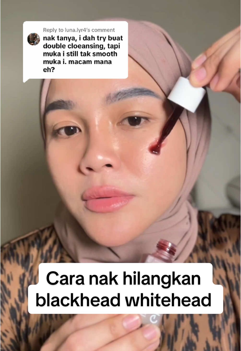 Replying to @luna.lyr4 blackhead whitehead tu tak payah susah susah nak picit atau pergi buat facial dekat clinic, pakai je peeling solution glad2glow ni. Hilang semua bebbb 😍😍👍🏻 #glad2glow #peelingserum #skincarepeeling 