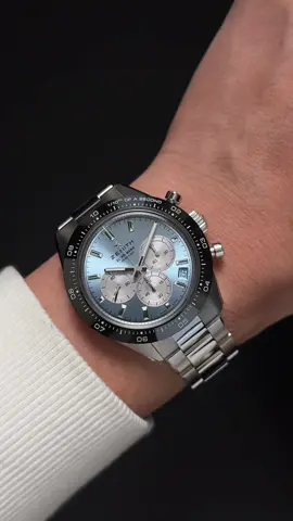 Zenith Chronomaster Sport Yoshida Limited edition 300pcs – Biểu tượng của sự hoàn hảo trong chế tác đồng hồ. Được giới thiệu vào năm 2023 như một phiên bản đặc biệt dành riêng cho thị trường Nhật Bản, mẫu đồng hồ này nhanh chóng thu hút sự chú ý của giới mộ điệu. Với vỏ thép không gỉ 41mm, kết hợp cùng vành bezel ceramic đen khắc thang đo 10 giây, Chronomaster Sport toát lên vẻ mạnh mẽ và tinh tế. Mặt số xanh lam độc đáo, được thiết kế riêng cho phiên bản Yoshida, tạo nên điểm nhấn khác biệt và cuốn hút.   Trái tim của chiếc đồng hồ là bộ máy tự động El Primero 3600, nổi tiếng với độ chính xác cao và khả năng đo thời gian lên đến 1/10 giây. Mặt sau lộ cơ cho phép người đeo chiêm ngưỡng sự tinh xảo của bộ máy bên trong. Dây đeo thép không gỉ với khóa gập chắc chắn, mang lại sự thoải mái và an toàn khi đeo.   Với số lượng giới hạn chỉ 300 chiếc trên toàn thế giới, Zenith Chronomaster Sport Yoshida không chỉ là một phụ kiện thời trang đẳng cấp mà còn là một tác phẩm nghệ thuật đáng để sưu tầm. Sở hữu chiếc đồng hồ này, bạn không chỉ nắm giữ một biểu tượng của sự tinh tế và chính xác, mà còn là một phần của lịch sử chế tác đồng hồ danh tiếng.  #z#zenithz#zenithyoshidaz#zenithchronomaster️🇨🇭 #D#Donghophol#luxurywatchw#watchesd#donghoa#authenticwatches