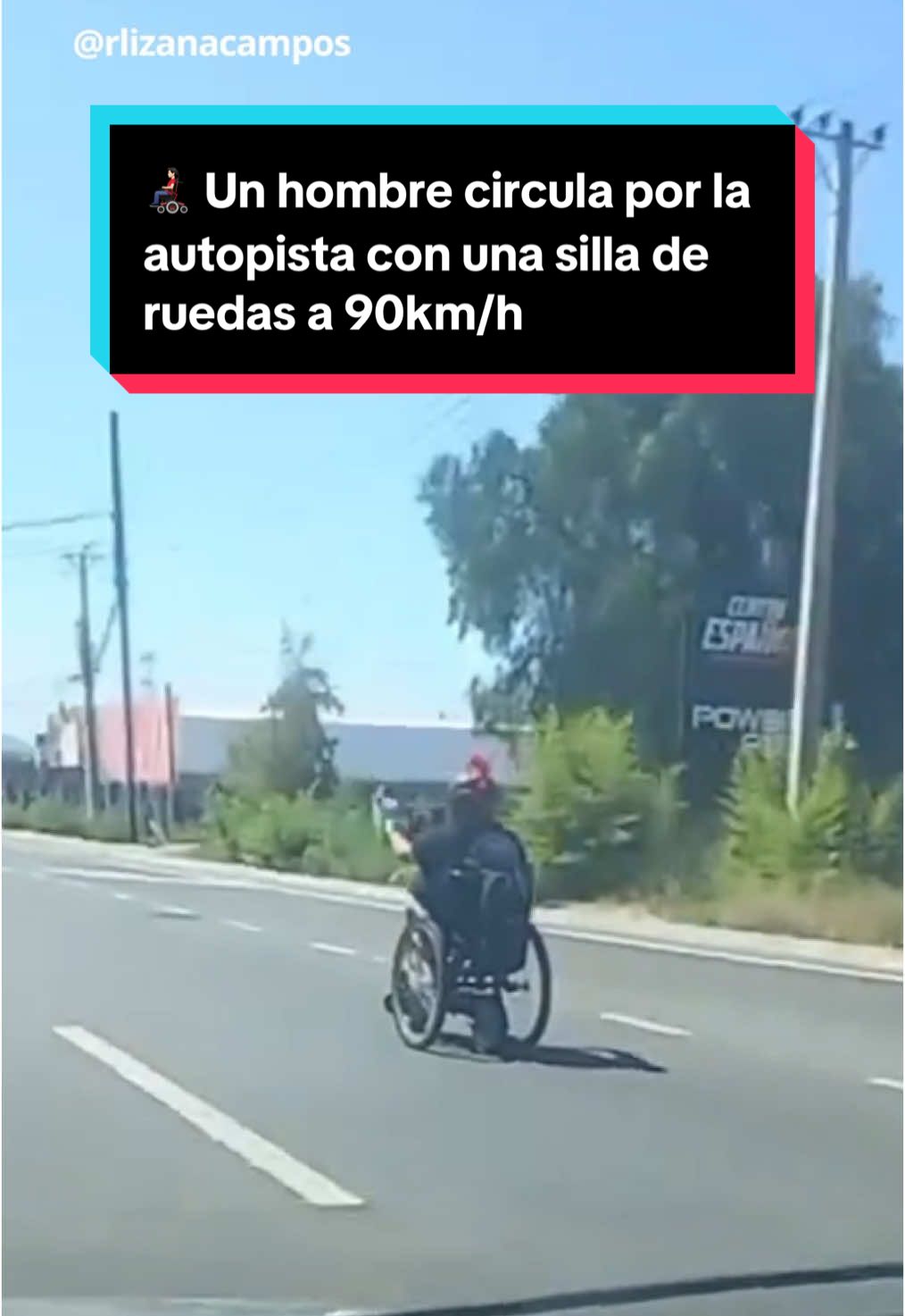 Este insólito momento fue captado en San Fernando (Chile). Las imágenes, que rápidamente se viralizaron, muestran al individuo desplazándose con aparente tranquilidad por la autopista. “90 km/h en su silla de ruedas. Ni Toretto se atrevió a tanto”, escribió con humor el usuario que difundió las imágenes, en referencia a la saga 'Fast & Furious.' 📹rlizanacampos #silladeruedas #coche #autopista #chile #fastandfurious #toretto 