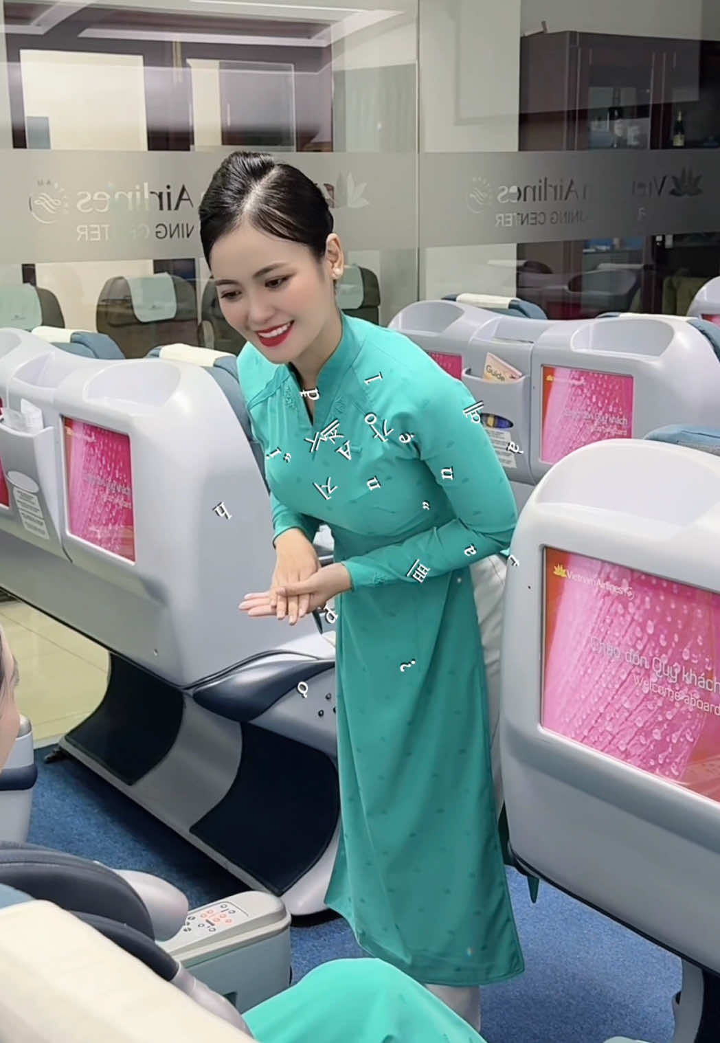 Vì hôm nay mình rất là vui nên đăng một bài 💕  #xuhuong #tiepvienhangkhong #cabincrew #crewlife #vna #vietnamairlines #flightattendant #tvhkvietnamairlines #tvhk 