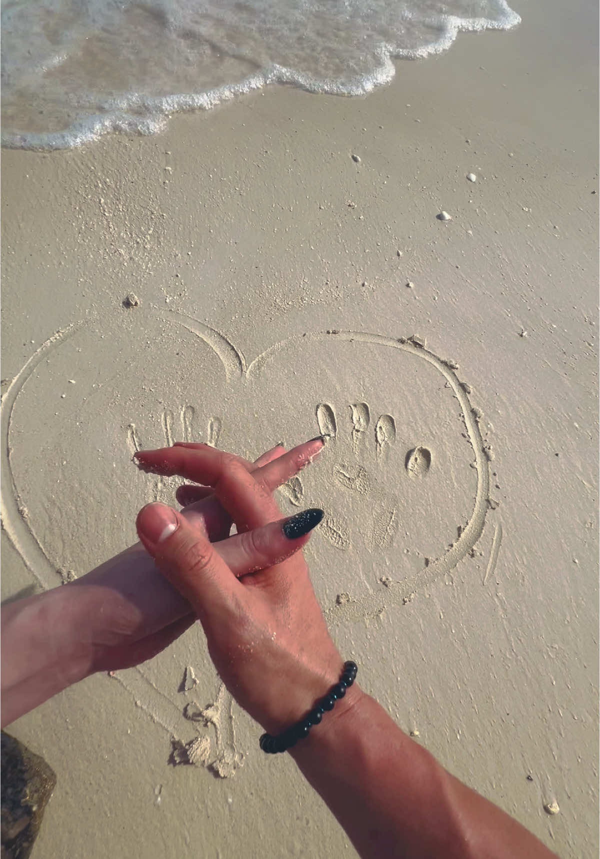 やって見たかったやつ✨ Writing our love story in the sand ❤️🌊✨ #CoupleGoals #BeachLove #RomanticMoments #LoveInTheSand #TropicalVibes #CebuBeach #TravelWithLove #BeachLife #SunsetLovers #HeartInTheSand #セブ島 #セブ島旅行 