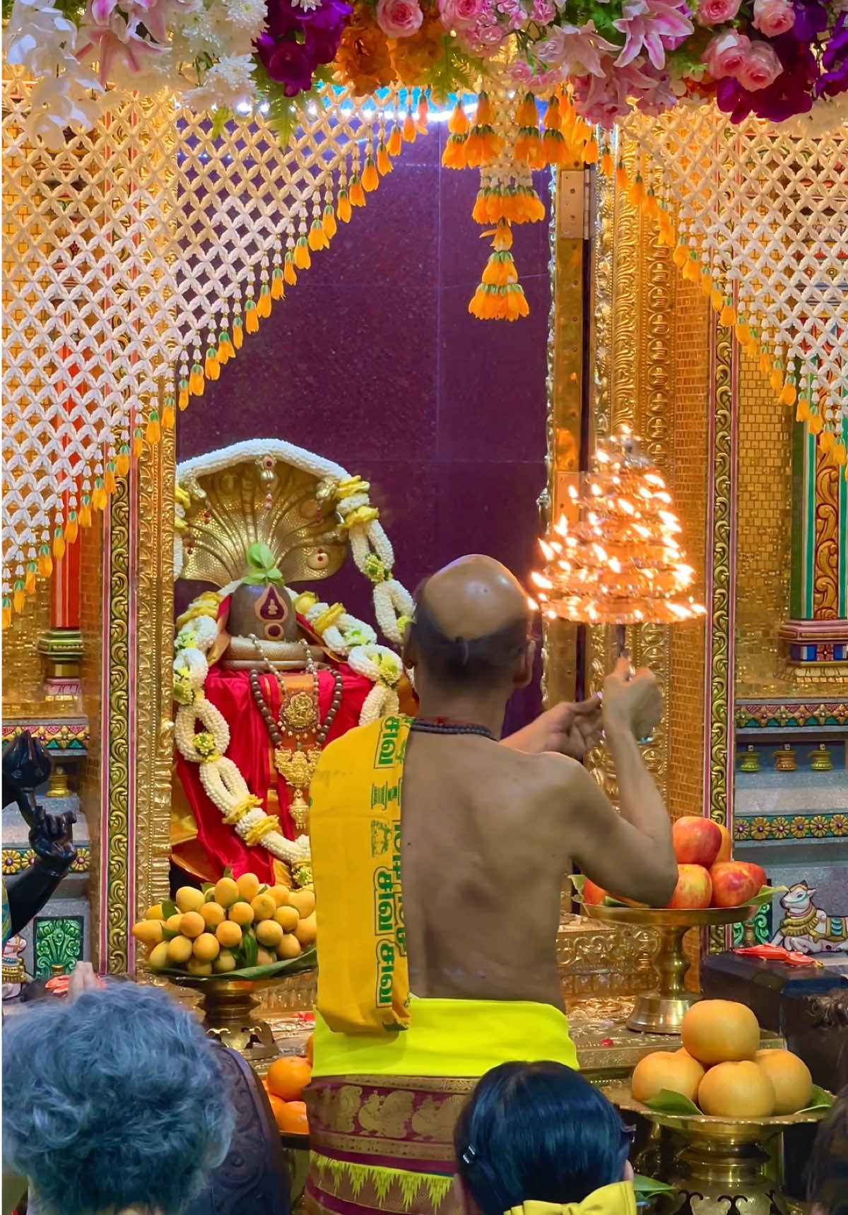 ขอเชิญร่วมพิธีบูชาองค์พระศิวะมหาเทพ เนื่องในพิธีมหาศิวะราตรี ณ วัดพระศรีมหาอุมาเทวี (วัดแขก สีลม) ในวันพุธ ที่ ๒๖ กุมภาพันธ์ พ.ศ.๒๕๖๘ โดยพิธีบูชาเย็น เริ่มเวลา ๑๗.๓๐ น. จากนั้นจะมีพิธีบูชาและสรงน้ำพระศิวลึงค์ตลอดทั้งคืน แบ่งเป็น ๔ รอบ ได้แก่ - พิธีบูชาและสรงน้ำรอบแรก เวลา ๒๐.๐๐ น. - พิธีบูชาและสรงน้ำรอบที่สอง เวลา ๒๓.๐๐ น. - พิธีบูชาและสรงน้ำรอบที่สาม เวลา ๐๒.๐๐ น. - พิธีบูชาและสรงน้ำรอบที่สี่ เวลา ๐๕.๐๐ น. จึงขอเชิญท่านสานุศิษย์ และผู้ศรัทธา เข้าร่วมพิธีโดยพร้อมเพรียงกัน #วัดพระศรีมหาอุมาเทวี #วัดแขกสีลม #srimahamariammantemple #HinduMeeting #shivaratri 