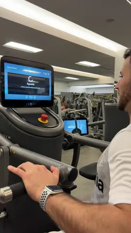🔥 Novas máquinas EGYM + Método de Treino Inovador! 🔥 As máquinas EGYM chegaram para revolucionar o treino! 💪🏼 Tecnologia avançada, treino personalizado e um jogo interativo onde tens de acertar o movimento com bolas no ecrã, tornando o treino mais dinâmico e desafiador. Será que consegui acertar todas? Além disso, a carga negativa intensifica a fase excêntrica do exercício, potenciando ganhos de força e músculo! 🚀 Já testaste? Conta-me a tua experiência! 👇🏼 #EGYM #TreinoInteligente #CargaNegativa #InovaçãoNoTreino #Musculação