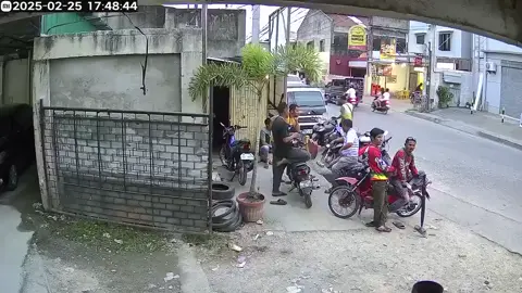 Look | Isang Engineer, pinagbabaril mag aalas 6:00 ngayong gabi sa kanto ng Shariff, Brgy. Rosary Heights 3, Cotabato City. Kinilala ang biktima na si Engr. Israel Angas, 29 anyos na pinaniniwalaang residente ng nasabing barangay. Sakay ang biktima sa kanyang 4 wheel vehicle, white toyota fortuner na may plakang NAU 8252. #viral #cotabato#kuhasacctv 