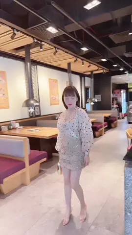 Khi con người ta không muốn liên quan đến nhau nữa, thì dù có thân thiết mấy cũng sẽ chỉ coi như người dưng. Vậy nên đừng bao giờ nặng lòng bất cứ điều gì, cũng đừng khổ tâm khi không thể nắm giữ.Giữ mình và điềm tĩnh, chính là sức hút lớn nhất của một con người. Đó chính là, cầm lên được thì bỏ xuống được, trọn vẹn được thì cũng thoát ra được. Để cho ta trở về với chính ta, với tất cả sự thảnh thơi tự tại.
