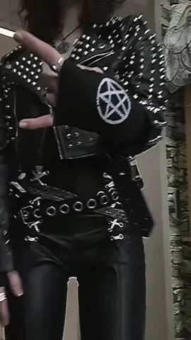 Hihi  #motleycrue #motleycrueofficial #tommylee #gunsnrose #metalhead #glammetal #alternative #rockyroad #lether #gothic #ja #fyp #altgirl #alternativeuniverse #fit #outfit #oftdcheck 