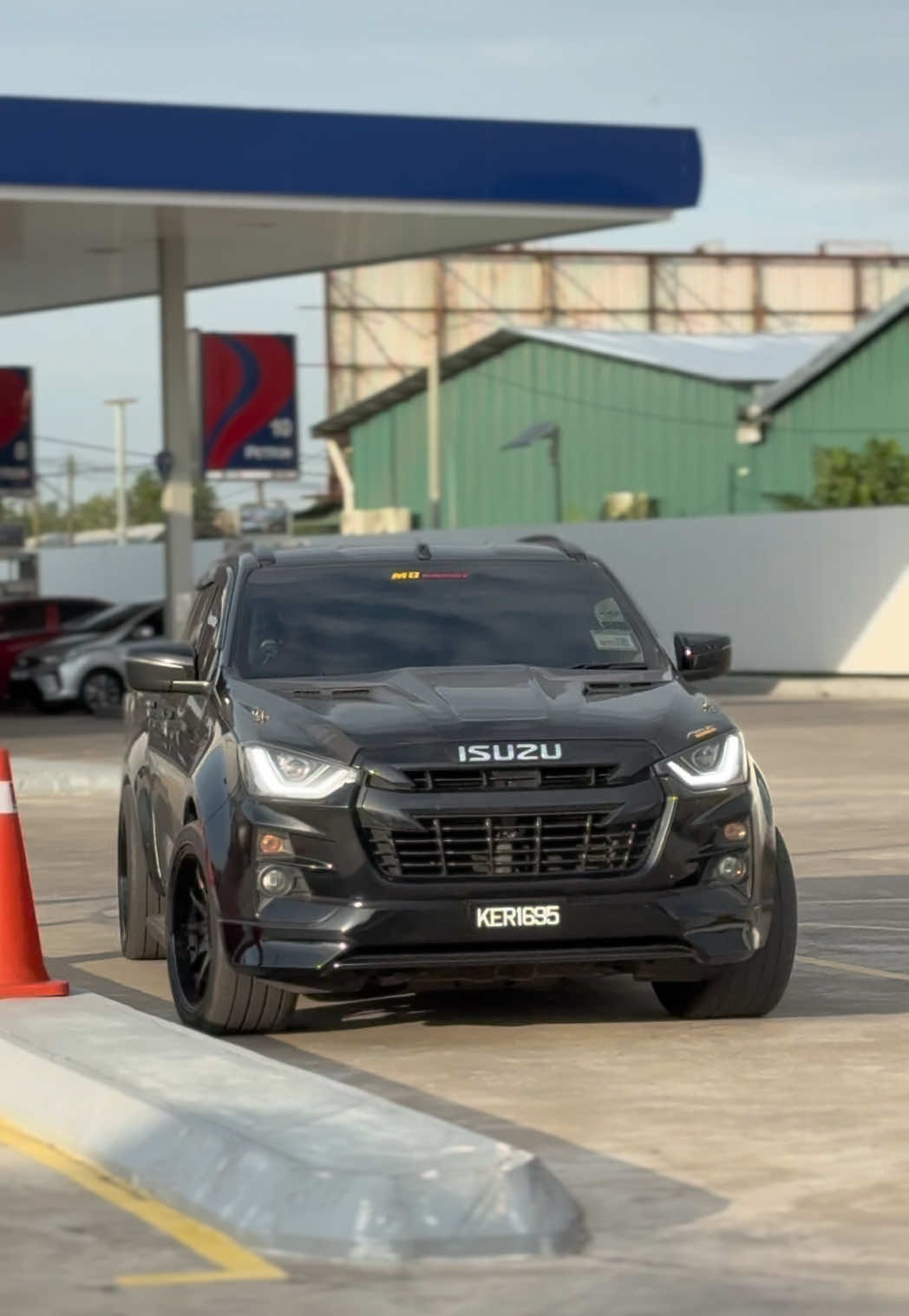 Santai pete 🛻💨 #isuzu #isuzudmax #isuzu_thailand #dmax #dmaxเก่าthailand #loweredtrucks #loweredlifestyle #mggarage #isuzudmaxmalaysia #fyp #fypシ #fypシ゚viral #isuzumalaysia #akana #akanacarbonwizard #akanacarbon #lowered 