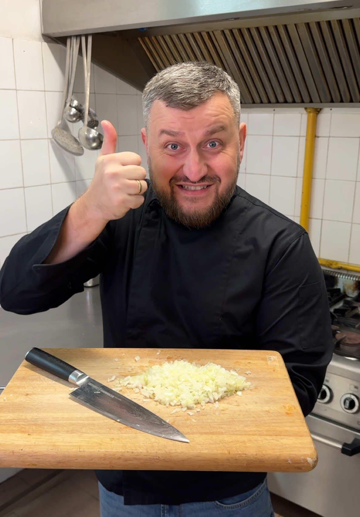 Can This Hack Chop an Onion Like a Pro? 🤯🧅 Tried this viral hack to finely chop an onion… and let’s just say it didn’t go as planned! 😂 Would you try it? Comment below! ⬇️ #OnionHack