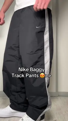 Would you wear them? 🤔 #fyp #foryou #nike #vintage #2000s #baggy #parachute #style #trackpants #streetwear #europe 