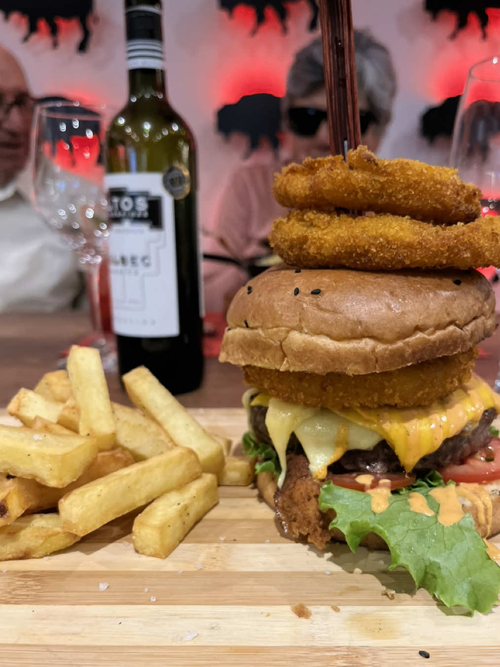 🎥 REVIEW | BISONTE CASA BRAVA 🦬🔥 📍 Ubicación: Av. Primavera 834 - Santiago de Surco, Lima 🇵🇪  🍽 Especialidad: Carnes a la parrilla & cortes premium Si eres amante de la parrilla y los sabores intensos, Bisonte Casa Brava es un imperdible. Fui a probar su propuesta y aquí te cuento todo lo que pedí: 🔥 Tartar de trucha s/.50 – Un inicio fresco y lleno de sabor. La trucha estaba súper suave y bien sazonada, con un balance perfecto entre lo semi cítrico y lo cremoso. Ideal para abrir el apetito 😮‍💨 🥩 Picaña argentina s/.105 – La estrella de la noche. Un corte jugoso, con un término perfecto y una costra dorada que le daba un extra de sabor ahumado. Se deshacía en la boca 😋 🐙 Pulpo parrillero s/.65 – Tiernísimo y perfectamente flameado, acompañado de una salsa espectacular de chimichurri 😮‍💨 y papas doradas súper crocantes. Para los fans del pulpo, este plato es un 10/10 🔝  🦴 Tuétanos a la parrilla s/.45 – El placer culposo. Vienen bien doraditos y con un toque de sal que los hace irresistibles. Perfectos para untar en pan y disfrutar cada bocado, solo que a mi personalmente no me gustó al 100% ya que me dio esa sensación un poco grasosa (pero esto es meramente un tema de gustos) 👀 🍔 Hamburguesa Angus s/.60 – Cerré con broche de oro. Carne jugosa, pan suave y con acompañamientos de quesos y aros de cebolla muy crocantea, todo esto muy bien equilibrado. Si te gustan las burgers de carne, súper jugosas y suavecitas, esta es una gran opción, la amé 😮‍💨🫶🏼 💰 ¿Vale la pena? 100% recomendado. La calidad de los platos, la preparación, la presentación, la atención 🫶🏼hacen que valga cada sol. ⭐ Calificación final: 💜💜💜💜💜 (5/5) 📢 ¿Has ido Bisonte Casa Brava? Cuéntame qué plato fue tu favorito. Nos vemos en el próximo review! 👀✨ #fyp #paratii #viraltiktokvideo #restaurantes #peru🇵🇪 #lima #surco_lima #comida #FoodLover #romantico #cena #lugaresparavisitar #explora #creadoresdecontenido 