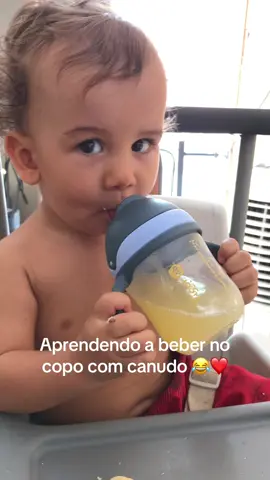 Aprendendo a beber no copo #bebe #bebestiktoks #1aninho #1aninhodevida💕🎆🎈 