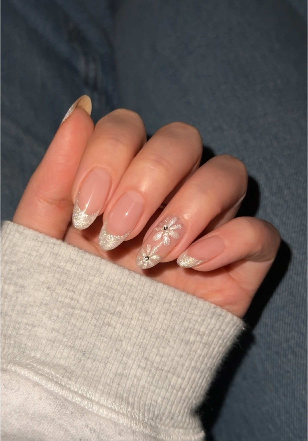 mentally in spring rn :’)☁️🌸 #nailtutorial #nailinspo #diynails #floralnails #springnails #flowernails #glitternails 