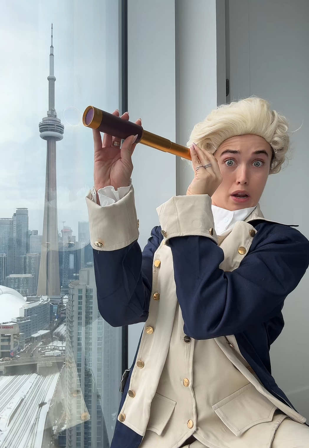 It’s red tonight 🤞 #cntower #drake 