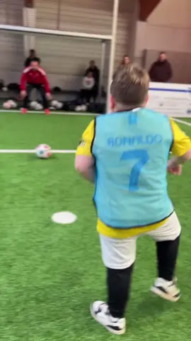 SIUUUUUUUU! NÃO TEM JEITO, O CR7 É REFERÊNCIA! 🤖🔥 O menino bateu pênalti, fez o gol e imitou a comemoração lendária do Cristiano Ronaldo! 📹: footballctk #cristianoronaldo #football #viral_video #futebol