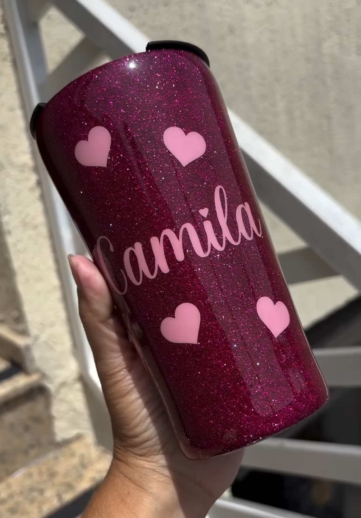 Copo térmico de 473 ml, todos cheio de muito amor, encomendas na rede vizinha. #fy #resina #artesanato #copopersonalizado #glitter 