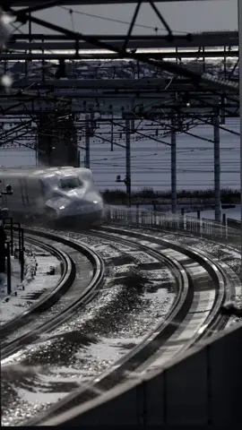 Slow-motion of an N700 series Shinkansen train in de-icing sprays. #machinepix #engineer #engineering #howitsmade #manufacturing #japan #shinkansen #hsr #trains