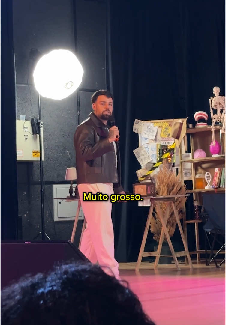 Por essa nem a gente esperava Resolvemos analisar ao vivo o vídeo de um participante da nossa palestra Uma moça se voluntariou, mas não gostou do jeito que eu falei do seu conteúdo, pediu pra parar e até subiu no palco! 😬 Tem gente que não sabe aproveitar as oportunidades... ou será que ela tinha razão? O que você acha?