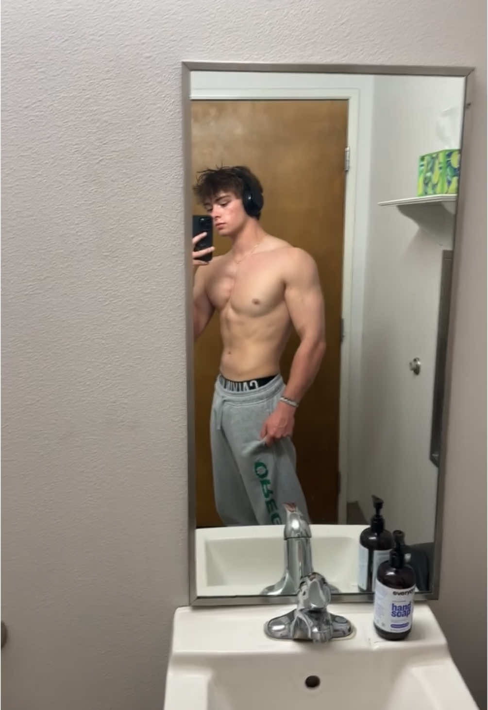 chest day best day #gym #gymmotivation #muscles #biceps #17 