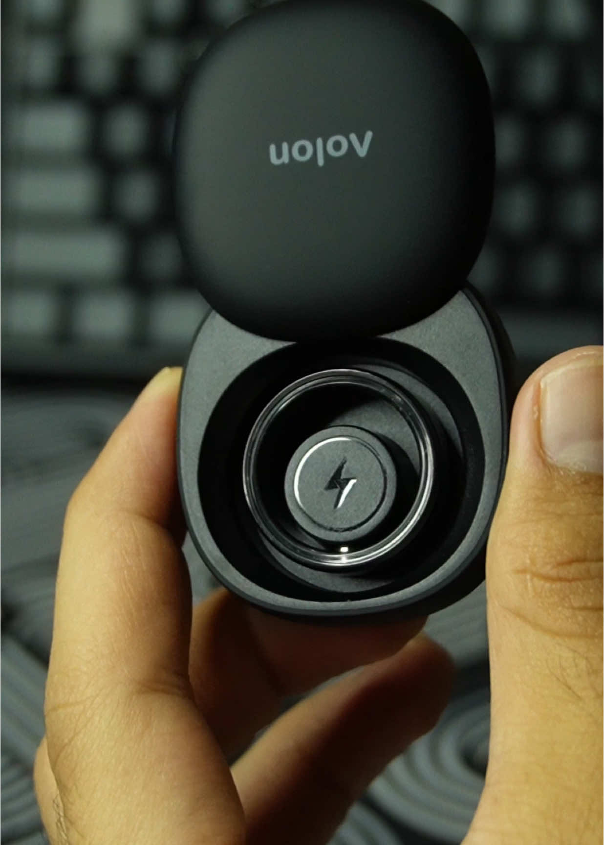 Salah satu aksesoris untuk menjadi spiderman , tapi seriusan sesenang itu puny cincin canggih dari aolon ,kalau biasanya tracier gps atau kesehatan pake jam tangan nah sekarang bisa pake cincin sekecil ini #smartring #smartringaolongen3 