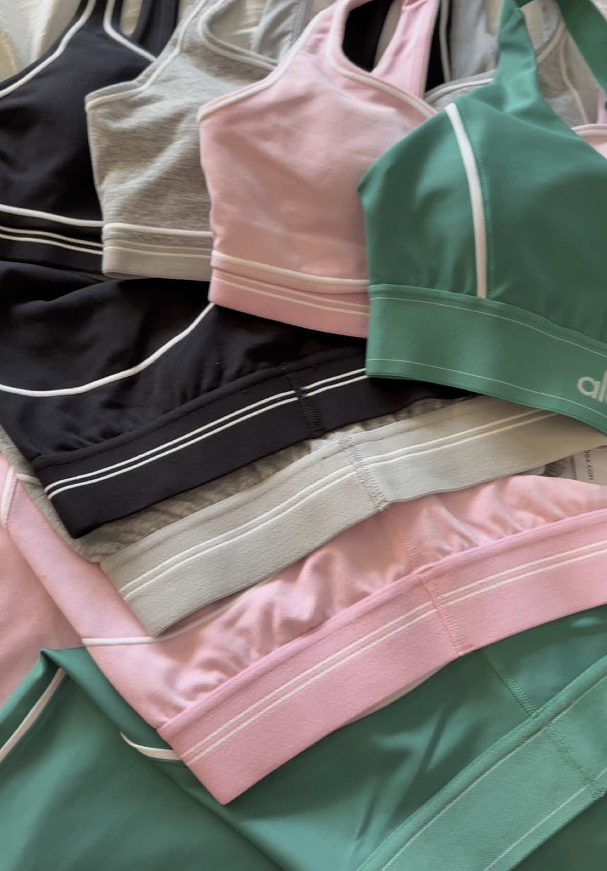 Alo haul for the girlies🎀 Spruce green is Just in btw😍  #aloyoga #aloyogahaul #aloyogaclothing #aloyogaset 